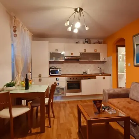 Apartment Cozy, Adorable Elizabeta *