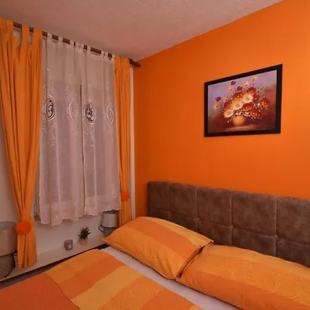 Cozy, Adorable Elizabeta Apartment Split