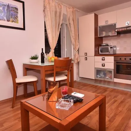 Apartment Cozy, Adorable Elizabeta