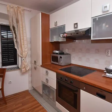 Cozy, Adorable Elizabeta *