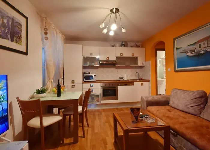 Apartment Cozy, Adorable Elizabeta *