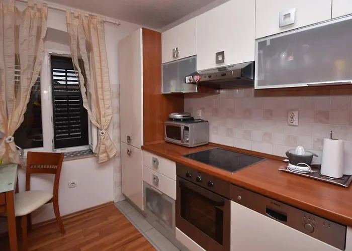 Cozy, Adorable Elizabeta *