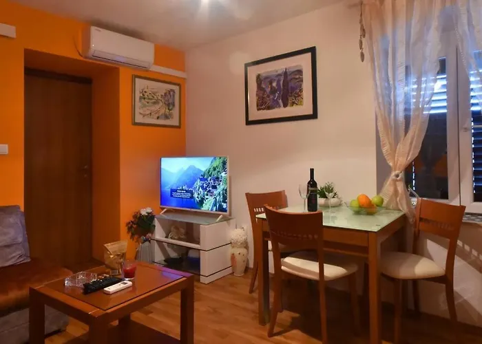 Apartment Cozy, Adorable Elizabeta *